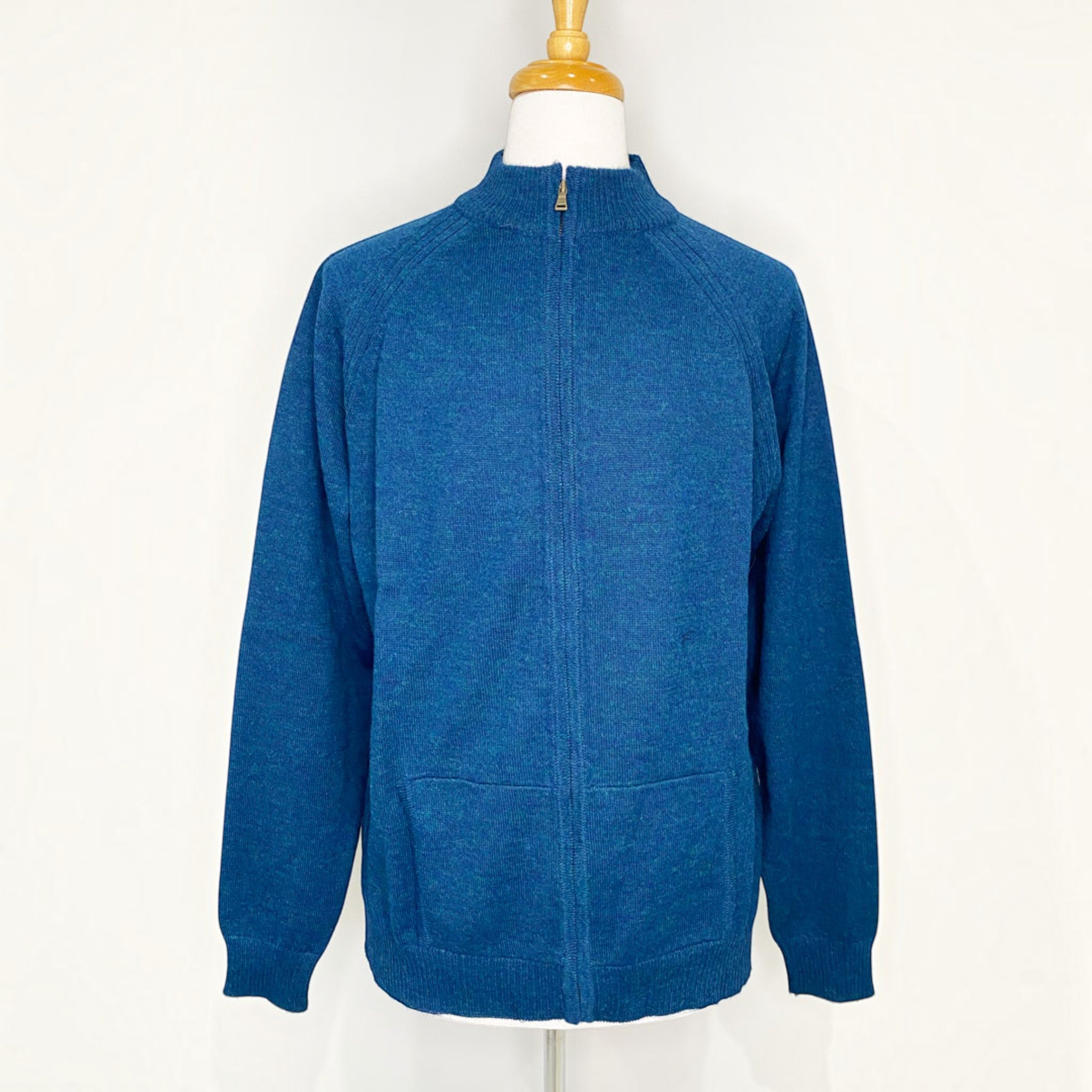 Men’s 100% alpaca zip cardigan in a plain knit design