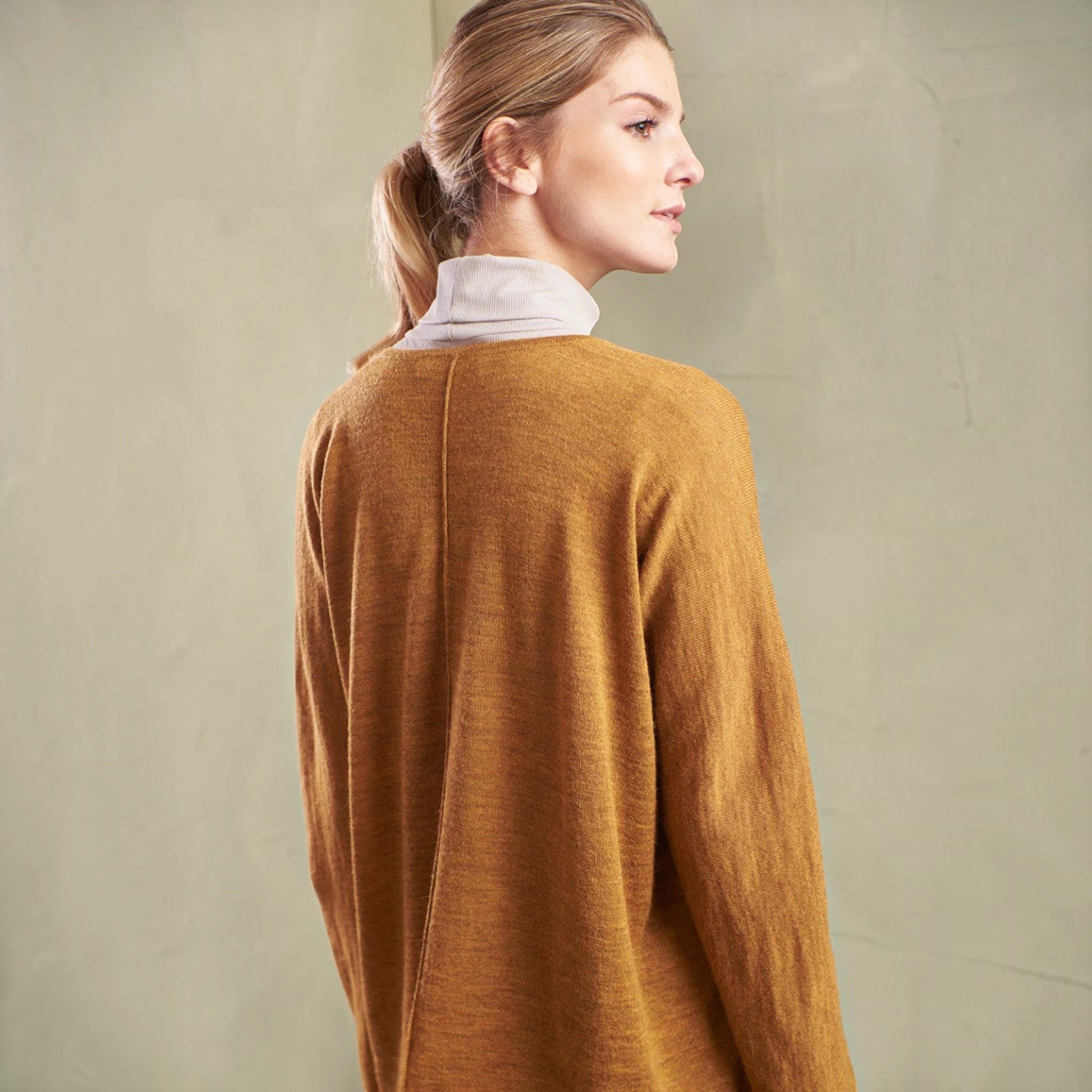Elegant KUNA Tomorrow cardigan with soft alpaca texture