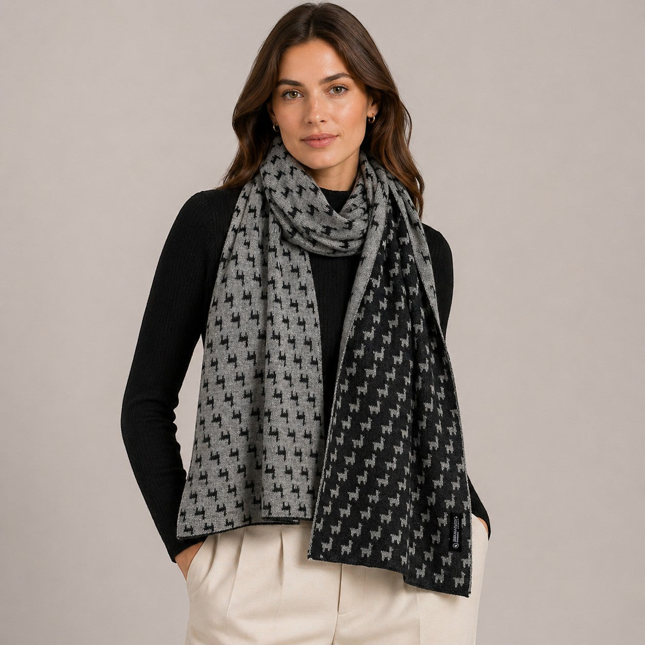 Soft alpaca scarf with reversible jacquard alpaca pattern in greys