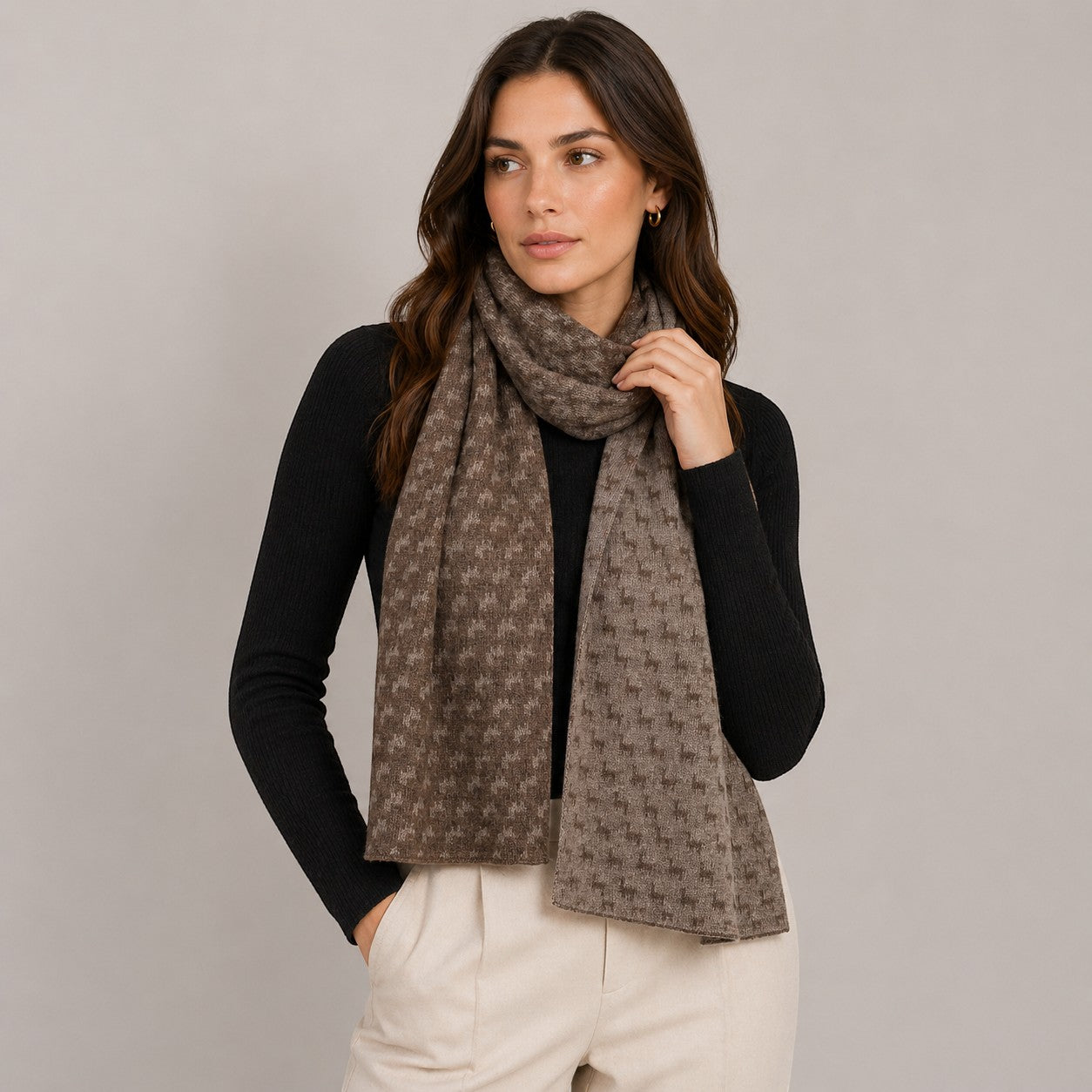 Reversible jacquard alpaca scarf with alpaca motif design in browns