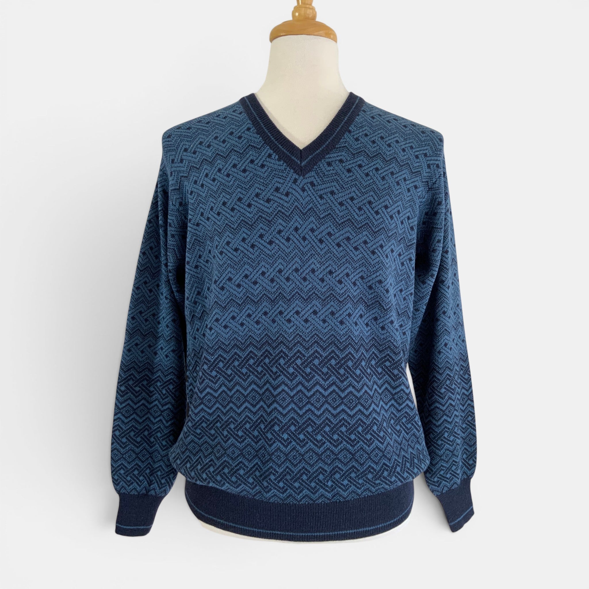 Classic men’s patterned alpaca jumper in blue tones