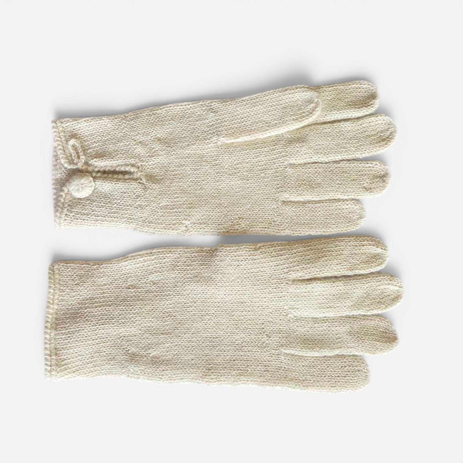 Warm alpaca gloves featuring a decorative button at the wrist