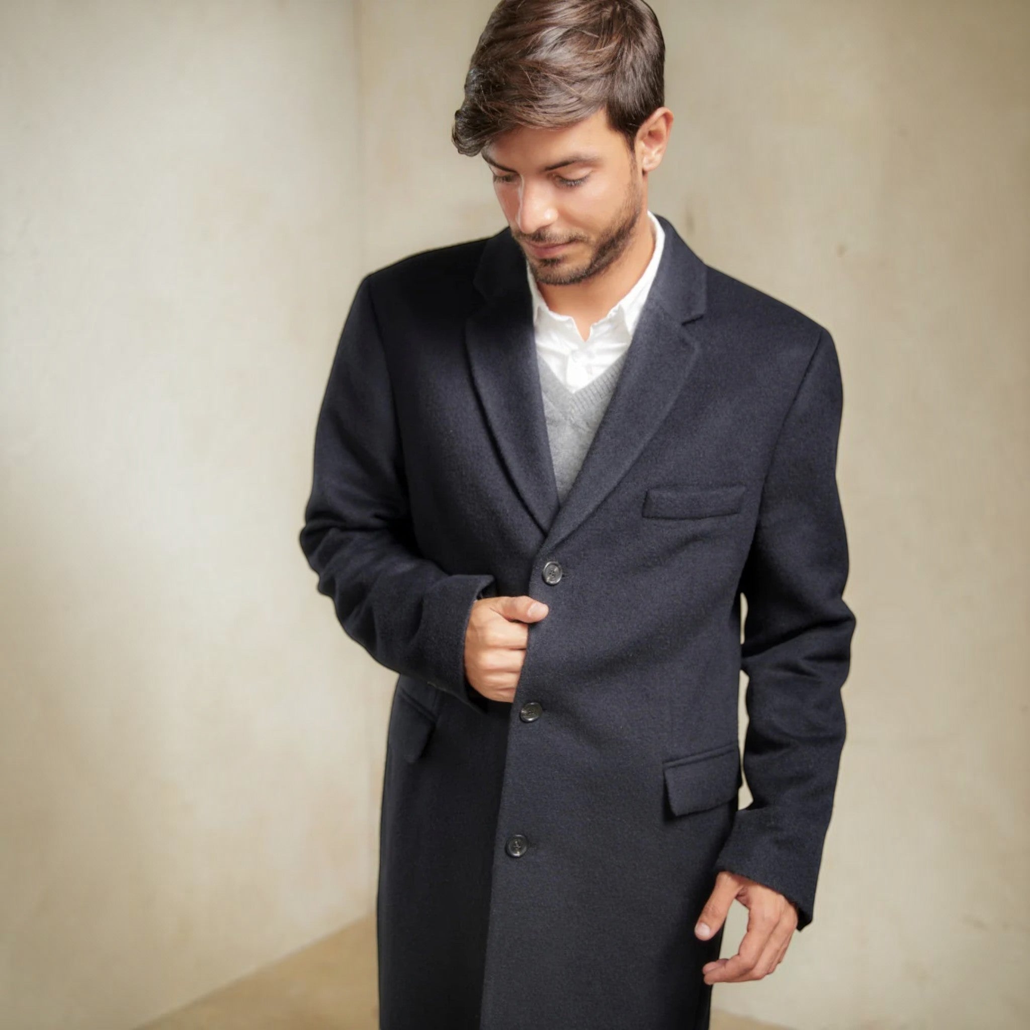 Man wearing the Nars Baby Alpaca Coat in dark blue (M=52, L=54 XL=56)