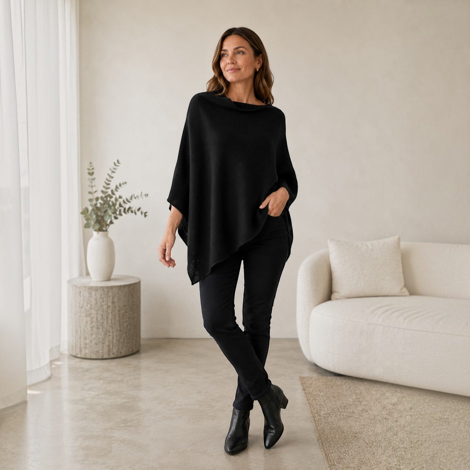 Women’s black Sorpresa alpaca poncho with an elegant asymmetric hem