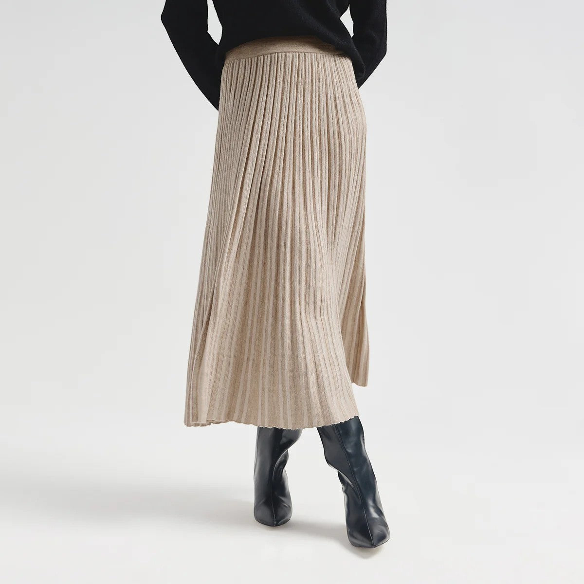 Women’s beige Vitae Baby Alpaca skirt with elegant pleated design